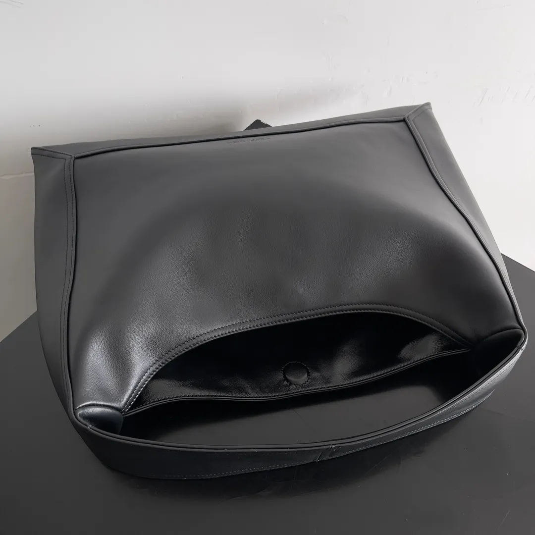 Batch 2080 Bottega Veneta, the flagship product of the 2024 autumn and winter, is making a splash from the catwalk to the streets. It not only brings a strong retro atmosphere, but also can easily interpret different styles through a variety of matching methods. Whether it is a smart and elegant workplace look or casual and comfortable daily wear, fully imported calfskin is a fashion element you can’t miss! Style number: 803977 Size: 41*20*8cm